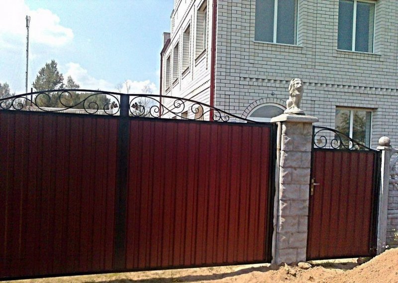 Забор из профлиста с элементами ковки