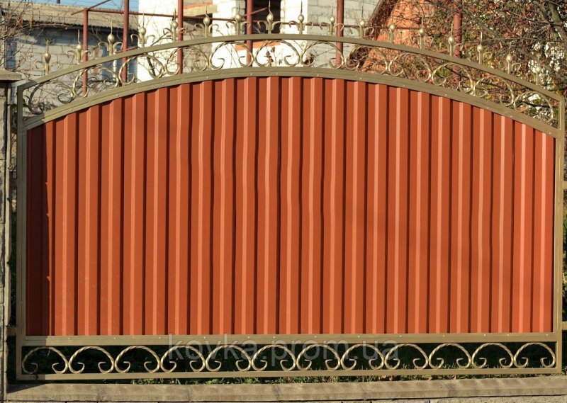 Красивые заборы из профнастила с элементами ковки