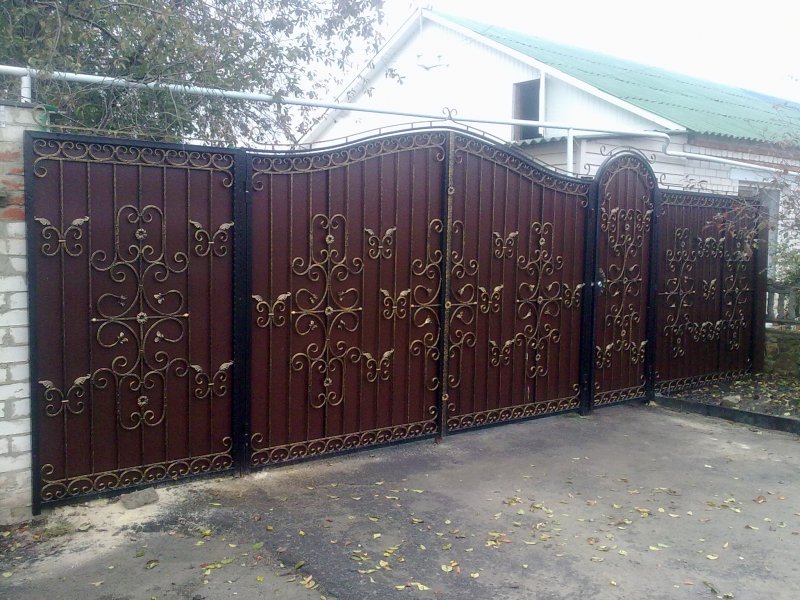Ворота с профлиста с ковкой