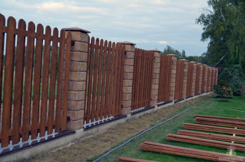 Забор без прожилин из досок