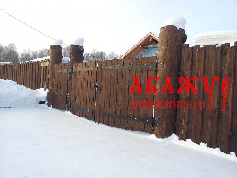 Плетеный забор из необрезной доски