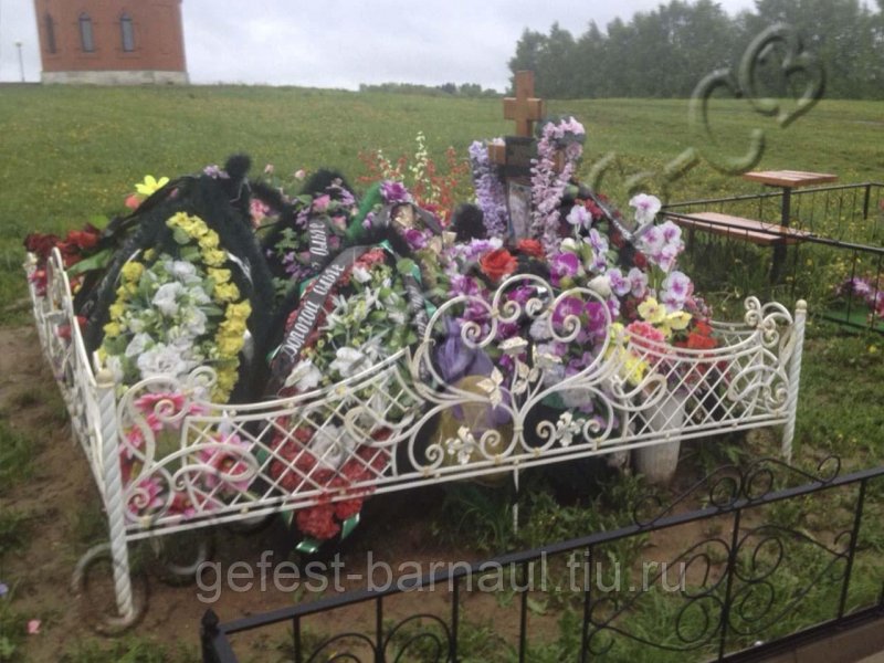 Ограда на могилу с розами