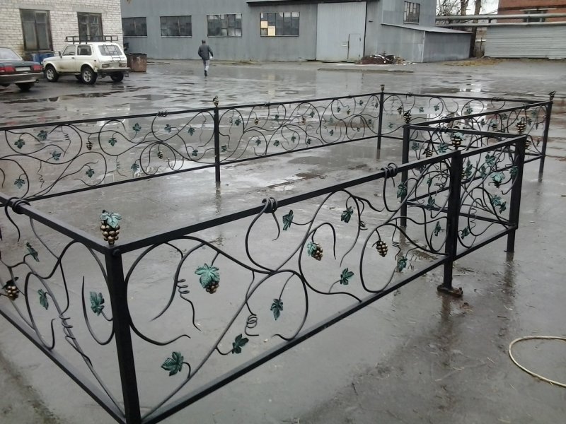 Оградки на кладбище с виноградной лозой