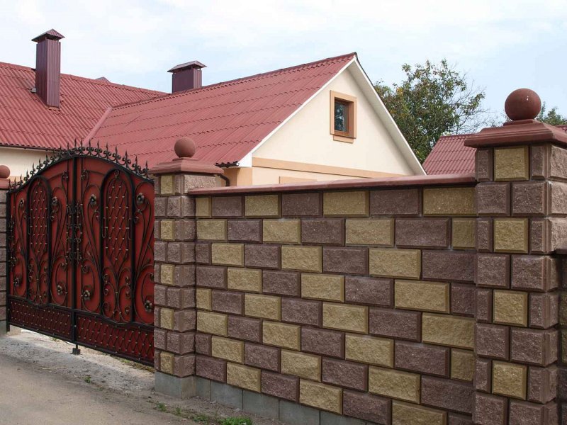 Забор из бетонных блоков
