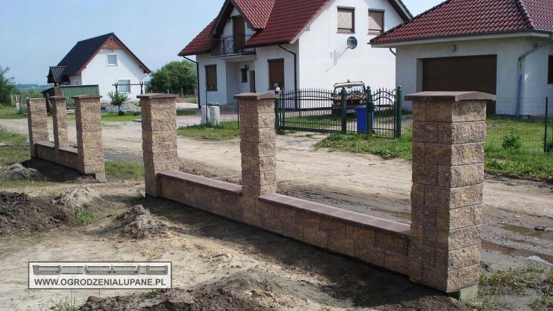 Серо голубой забор из камня