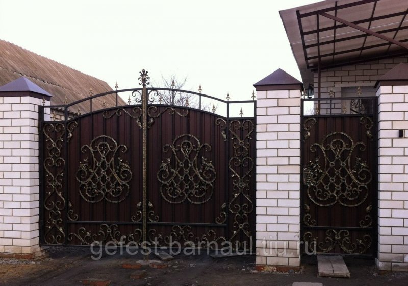 Кованые ворота с профнастилом