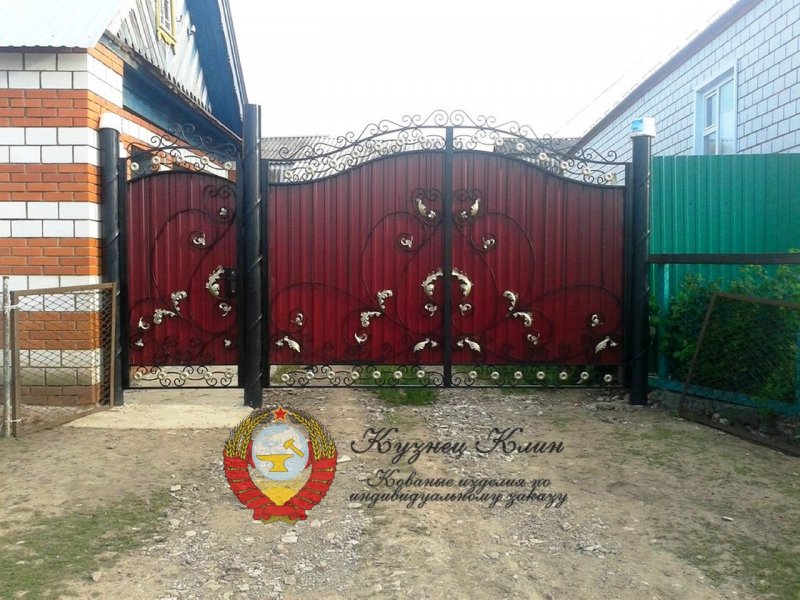 Деревянные ворота с ковкой