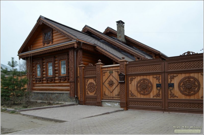 Резные деревянные ворота