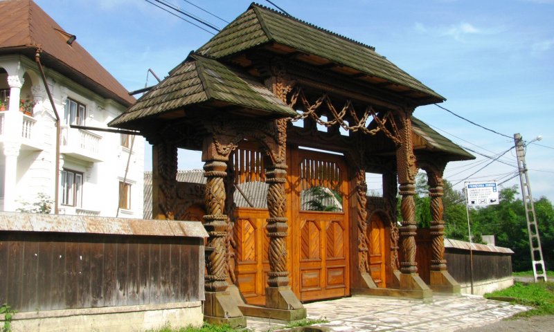 Резные деревянные ворота