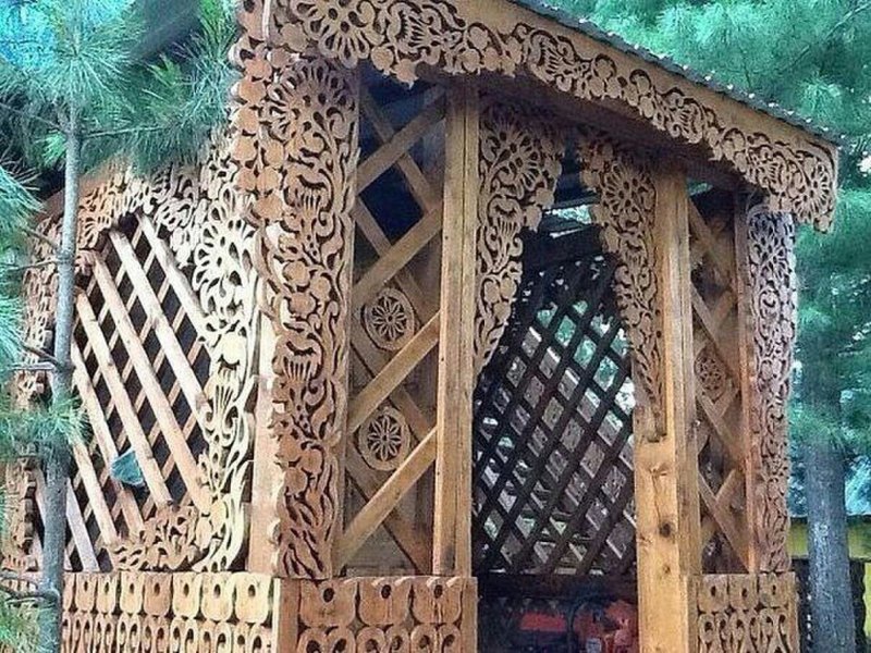 Деревянная калитка на даче