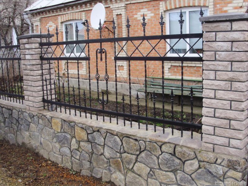 Забор из кирпича и камня