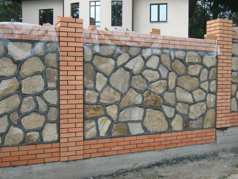 Современный каменный забор