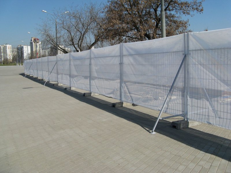 Забор из затеняющей сетки