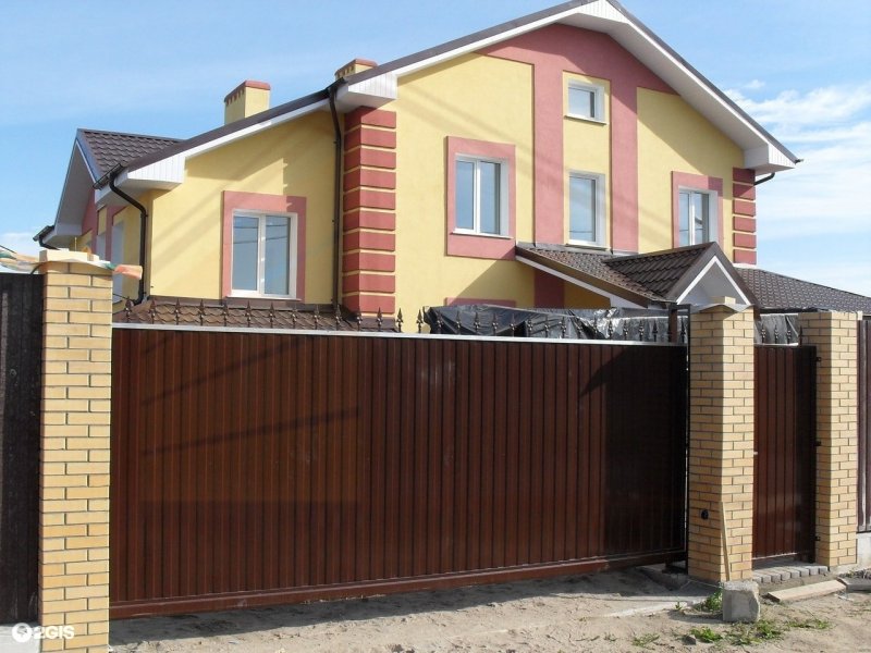 Откатные ворота с калиткой Рехау