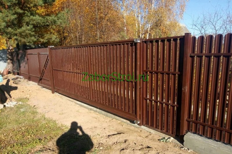 Откатные ворота из штакетника с калиткой
