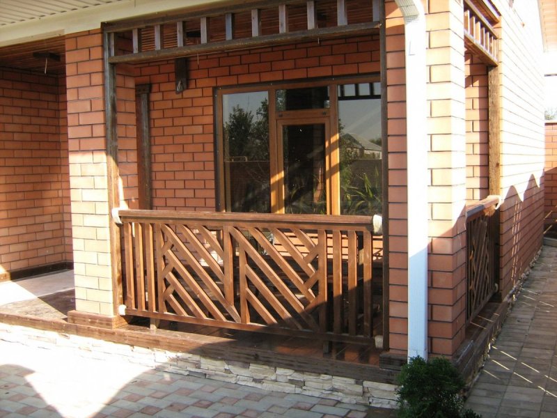 Перила на веранде из дерева