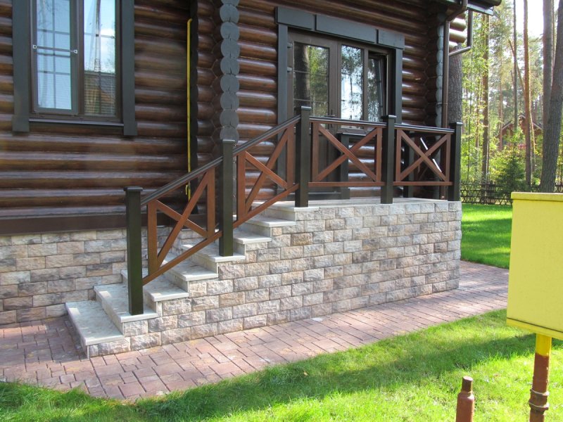 Ограждение крыльца из дерева