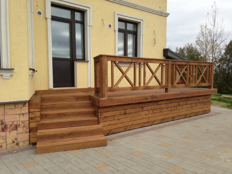 Деревянное ограждение крыльца