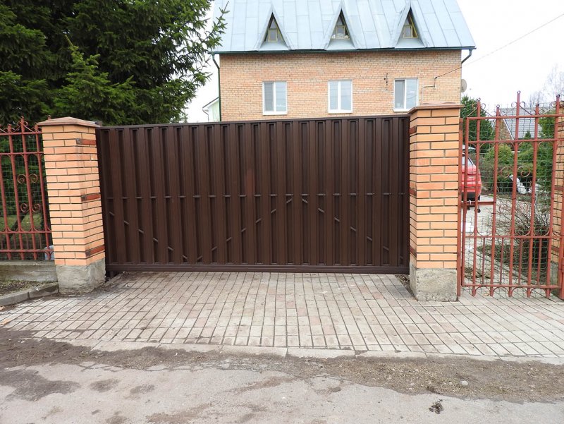 Раздвижные ворота с кирпичными столбами
