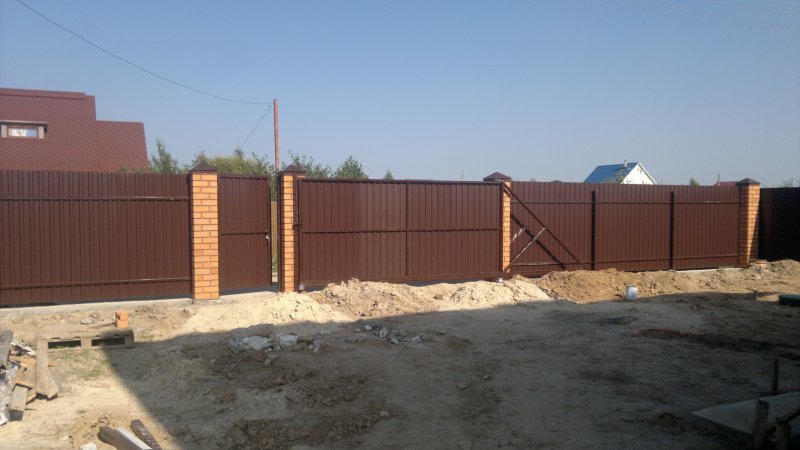 Забор с кирпичными столбами и откатными воротами