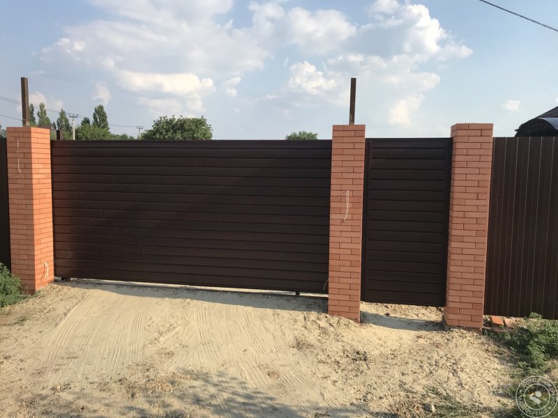Забор кирпичные столбы и профлист rr32