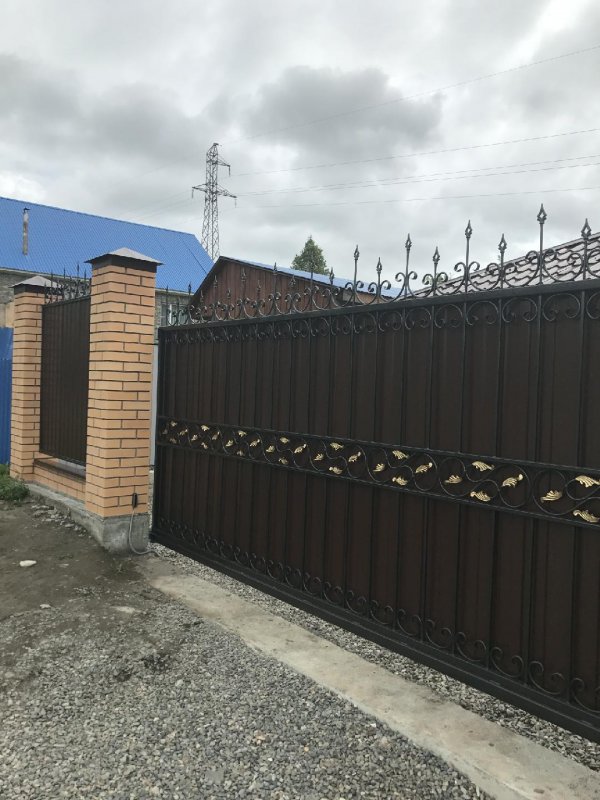 Забор с кирпичными столбами и штакетником