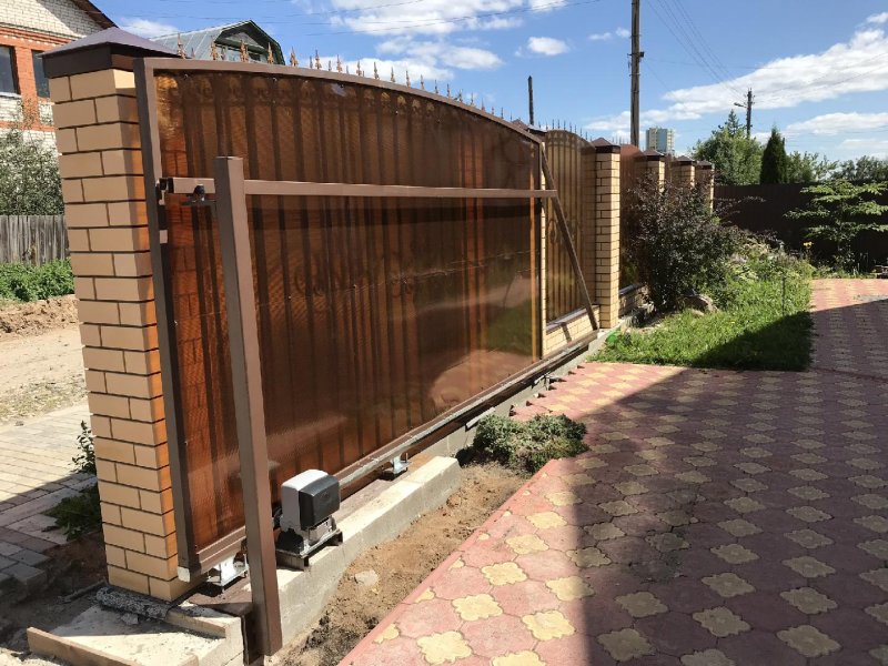 Забор с кирпичными столбами и откатными воротами