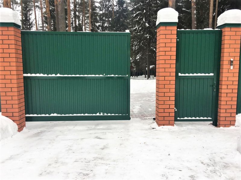 Кирпичные столбы с откатными воротами