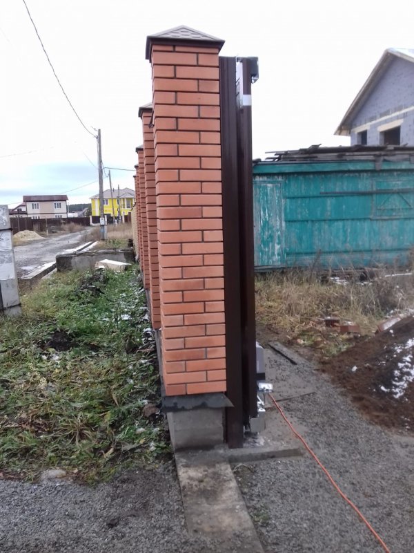 Кирпичные столбы под откатные ворота