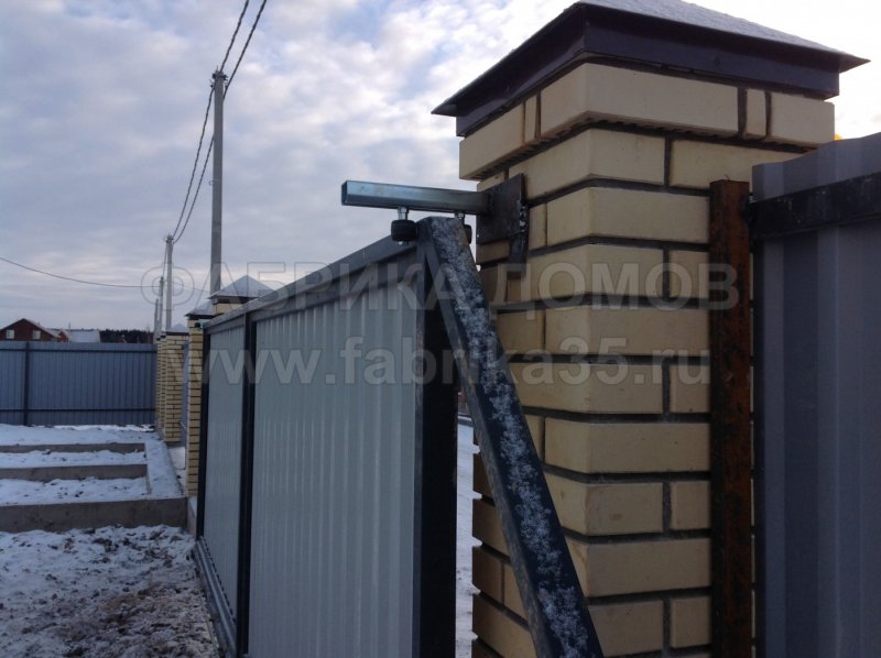 Крепеж упоров для откатных ворот к кирпичному столбу