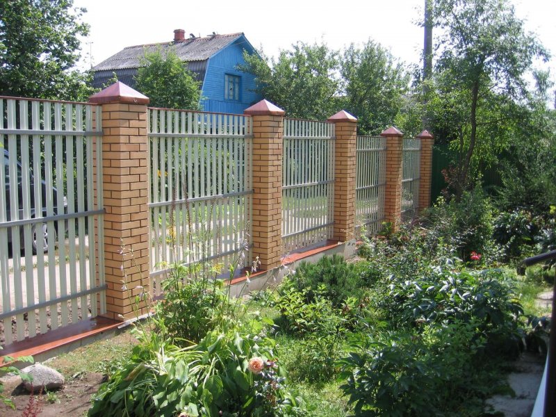 Кирпичный забор с рабицей