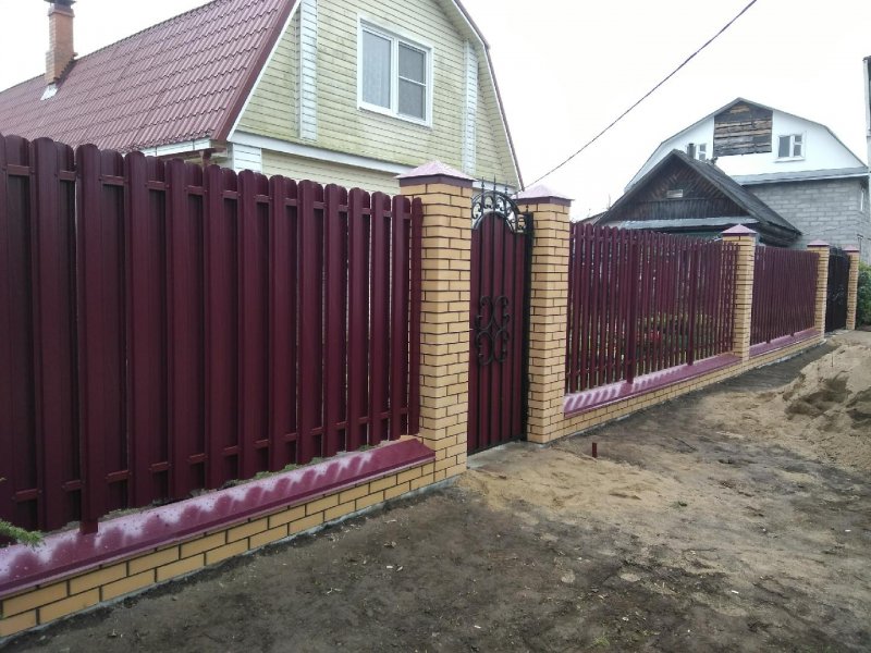 Заборы из евроштакетника комбинированные