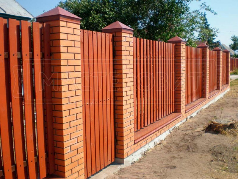 Забор кирпич и штакетник