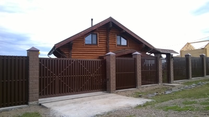 Забор из евроштакетника с кирпичными столбами