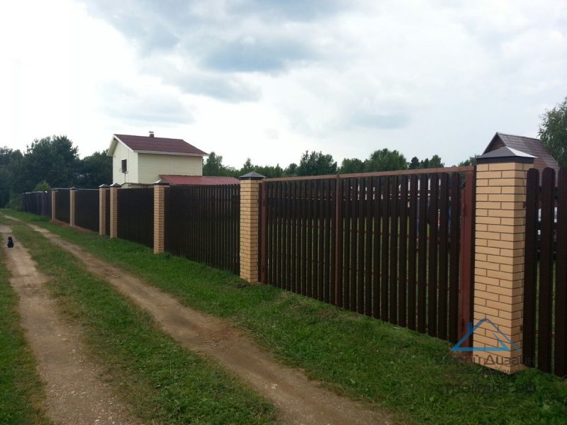 Забор из штакетника со столбами