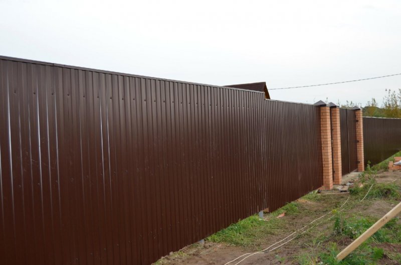 Забор кирпичные столбы RAL 8017 , профлист RAL 7024