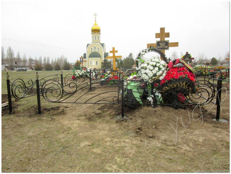 Заборчики под венки на кладбище