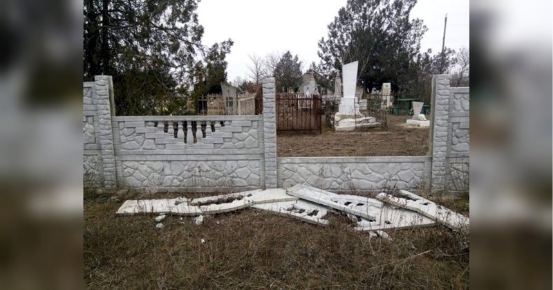 Бетонные ограждения на кладбище