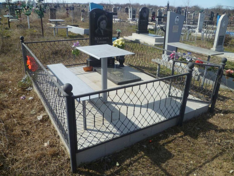 Ограждение для могилы из дерева