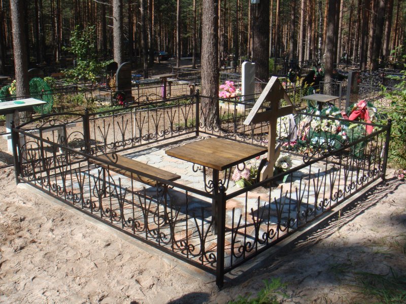 Скамейка и столик на кладбище
