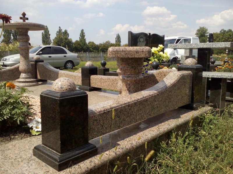 Цоколь из Дымовского гранита ограда