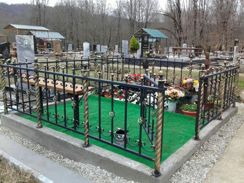 Лексан на кладбище