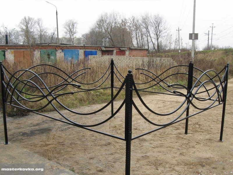Оградка на кладбище из профильной трубы