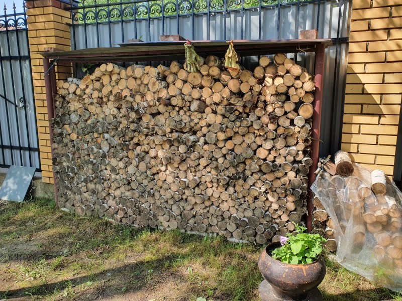 Дровник из бетонных колец