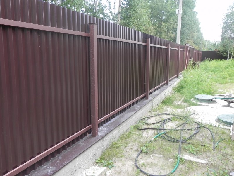Железные ограждения из профлиста