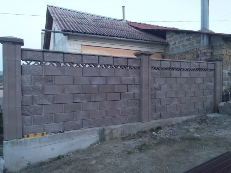 Забор из серого француза крашеный