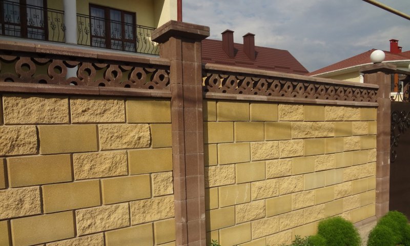 Ворота и французский камень