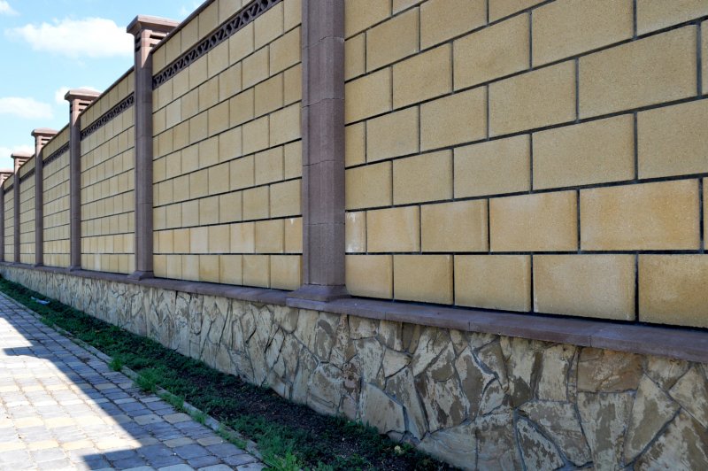 Французский камень забор
