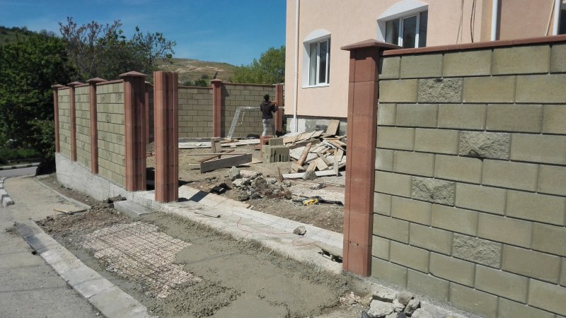 Колонны забора французский камень