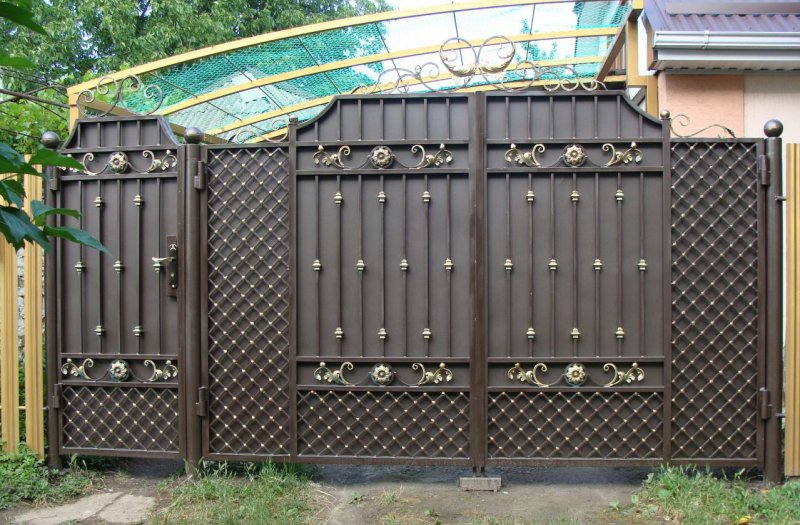 Ворота во двор частного дома